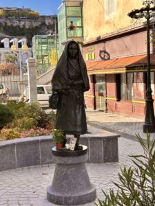 Statue de Bernadette Soubirous à l'église paroissiale de Lourdes