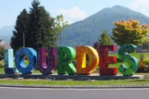 Panneau LOURDES entrée de ville rond point Pomès