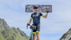 Cycliste devant le panneau du sommet du Pic du Tourmalet