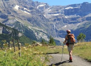 Randonneur sur un sentier dans les Pyrénées