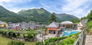 Vue panoramique des thermes de Cauterets et du village