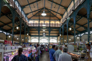 Vue intérieure du marché de Lourdes