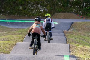 Enfants à vélo sur le ride park de Lourdes