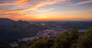 Vue panoramique de Lourdes avec coucher de soleil depuis le Pic du Jer
