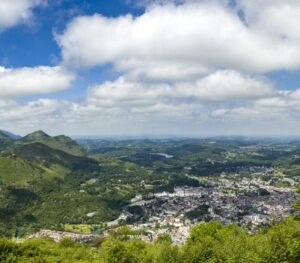 Vue de la ville de Lourdes depuis le Pic du Jer