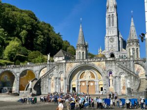 Vue de l'entrée de la Basilique du Rosaire à Lourdes