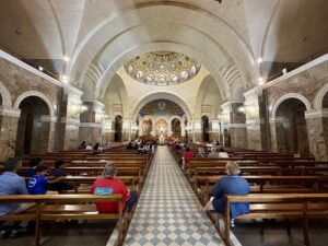 Intérieur de la Basilique du Rosaire à Lourdes