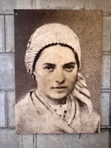 Portrait de Bernadette Soubirous dans la crypte de la Basilique de l'Immaculée-Conception de Lourdes