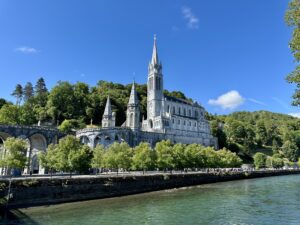 Vue de la Basilique de l'Immaculée-Conception de Lourdes depuis les berges du Gave de Pau